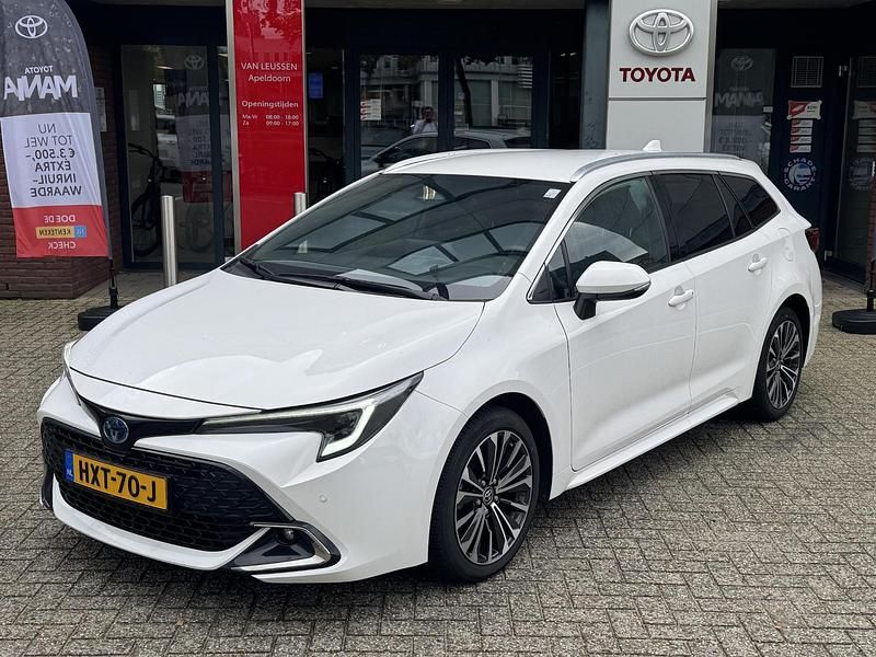 Wit Gebruikt 2023 Toyota Corolla Edition Stationwagen | € 27.900 (Eerlijke prijs) - Afbeelding 1/4
