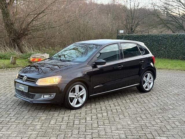 Zwart (metallic) Gebruikt 2010 VW Polo Highline Hatchback | € 8.950 (Eerlijke prijs) - Afbeelding 1/4