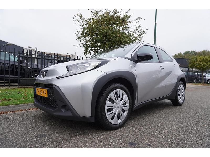 Grijs Gebruikt 2023 Toyota Aygo Play Hatchback | € 14.945 (Goede deal) - Afbeelding 1/4