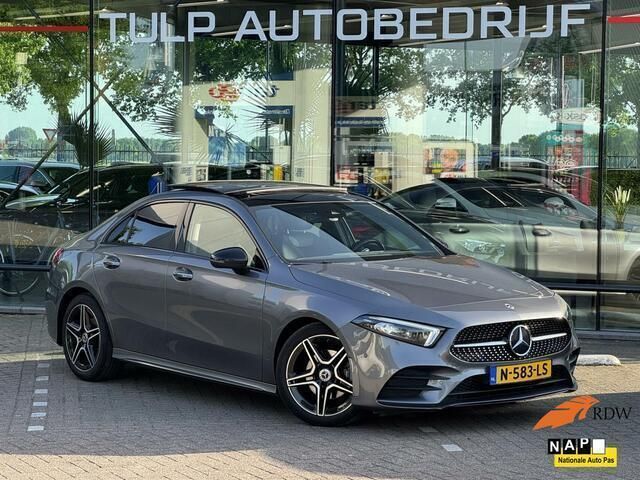 Grijs, metallic lak Gebruikt 2021 Mercedes A180 Business Sedan | € 32.999 (Iets duurder) - Afbeelding 1/4