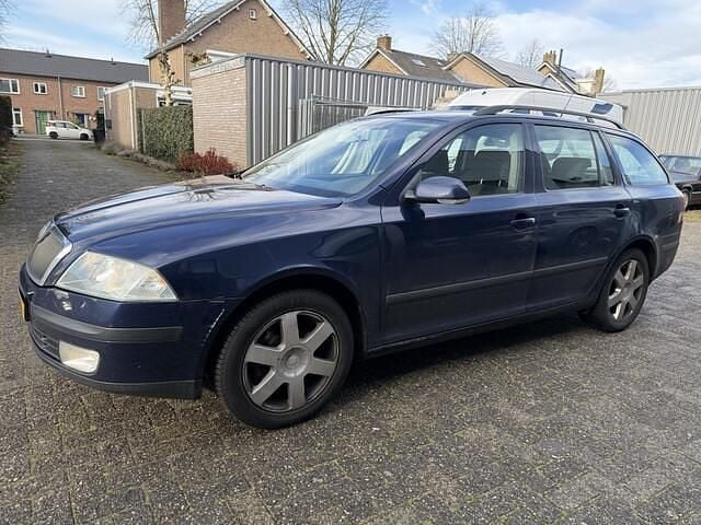 Blauw (metallic) Occasion 2006 Skoda Octavia Stationwagen | € 1.250 (Goede deal) - Afbeelding 1/4