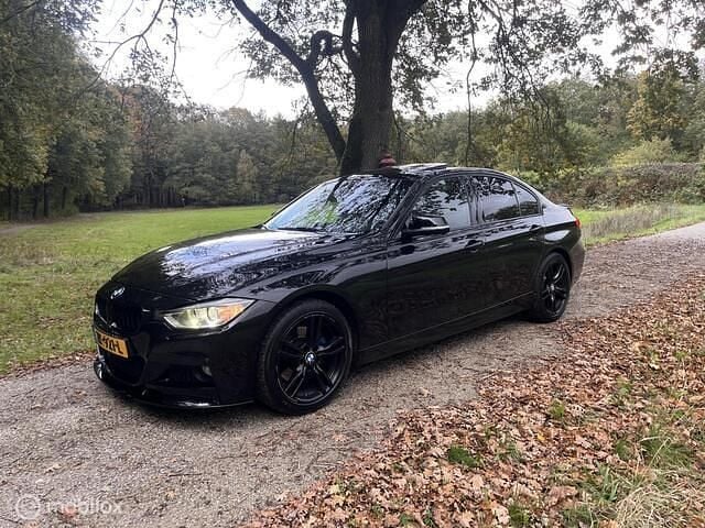Zwart Occasion 2014 BMW 330 Executive Sedan | € 13.950 (Eerlijke prijs) - Afbeelding 1/4