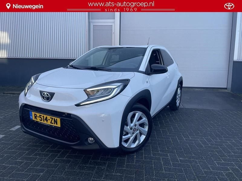 Wit Occasion 2023 Toyota Aygo X SUV | € 14.995 (Super prijs) - Afbeelding 1/4