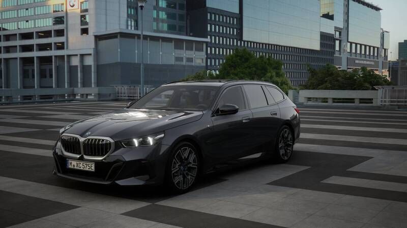 Grijs Nieuw 2025 BMW 530e Executive Stationwagen | € 82.512 (Super prijs) - Afbeelding 1/4