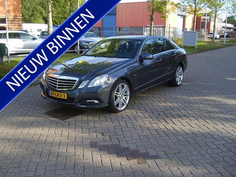 Grijs Occasion 2010 Mercedes E350 Avantgarde Sedan | € 8.750 - Afbeelding 1/4