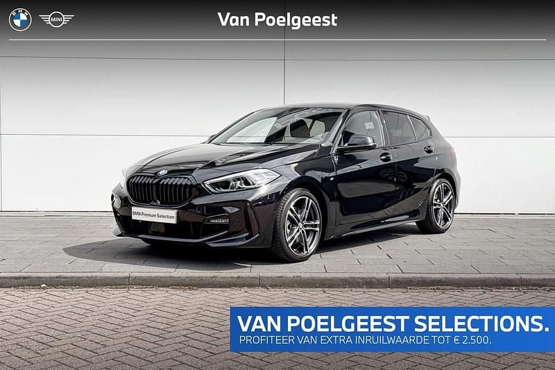Zwart Gebruikt 2024 BMW 118 Shadowline Hatchback | € 33.800 (Eerlijke prijs) - Afbeelding 1/4