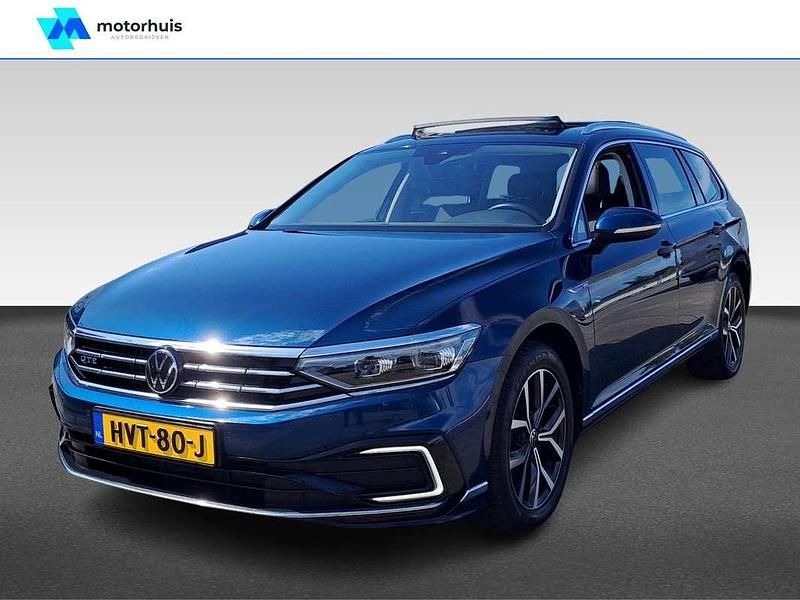 Blauw, metallic lak Gebruikt 2021 VW Passat Highline Stationwagen | € 21.745 (Eerlijke prijs) - Afbeelding 1/4