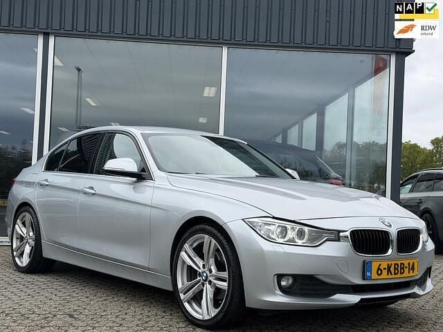 Grijs Gebruikt 2013 BMW 320 Efficient Dynamics Sedan | € 5.950 (Goede deal) - Afbeelding 1/4