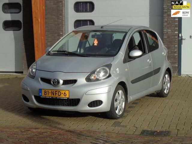 Grijs Gebruikt 2010 Toyota Aygo Comfort Hatchback | € 3.650 (Iets duurder) - Afbeelding 1/4