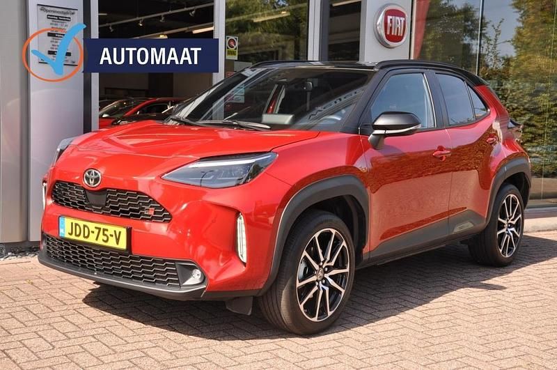 Rood Gebruikt 2024 Toyota Yaris Sport SUV | € 31.950 (Eerlijke prijs) - Afbeelding 1/4