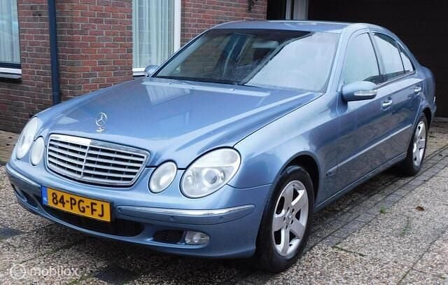 Blauw Occasion 2004 Mercedes E220 Avantgarde Sedan | € 2.500 (Eerlijke prijs) - Afbeelding 1/4