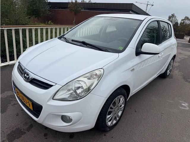 Wit Occasion 2009 Hyundai i20 Hatchback | € 3.450 (Iets duurder) - Afbeelding 1/4