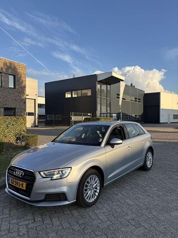 Grijs Gebruikt 2018 Audi A3 Hatchback | € 13.950 (Super prijs) - Afbeelding 1/4