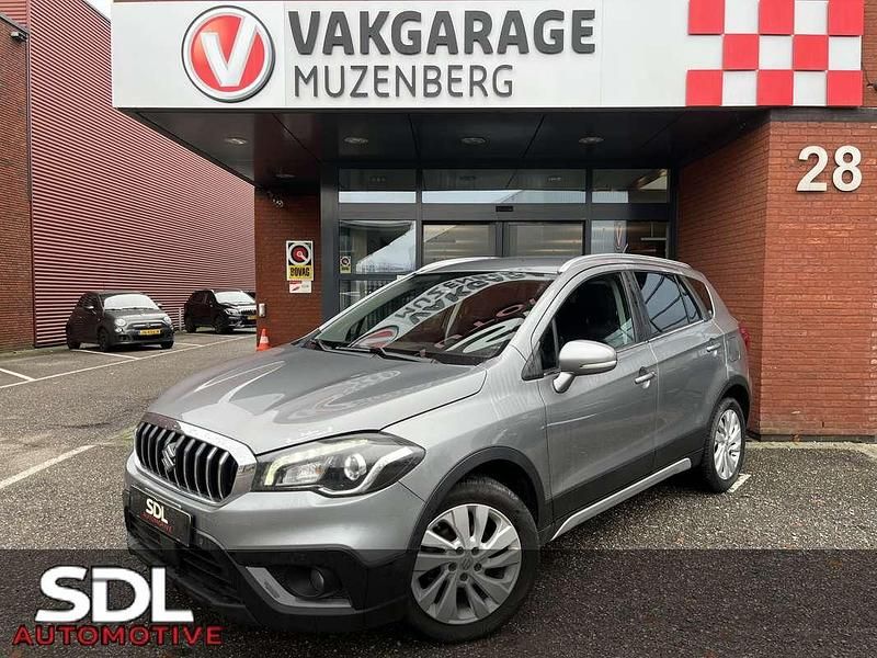 Grijs (metallic) Gebruikt 2019 Suzuki SX4 S-Cross SUV | € 17.945 (Eerlijke prijs) - Afbeelding 1/4