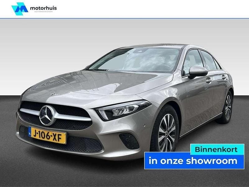 Grijs, metallic lak Gebruikt 2020 Mercedes A180 Business Sedan | € 23.430 (Super prijs) - Afbeelding 1/4