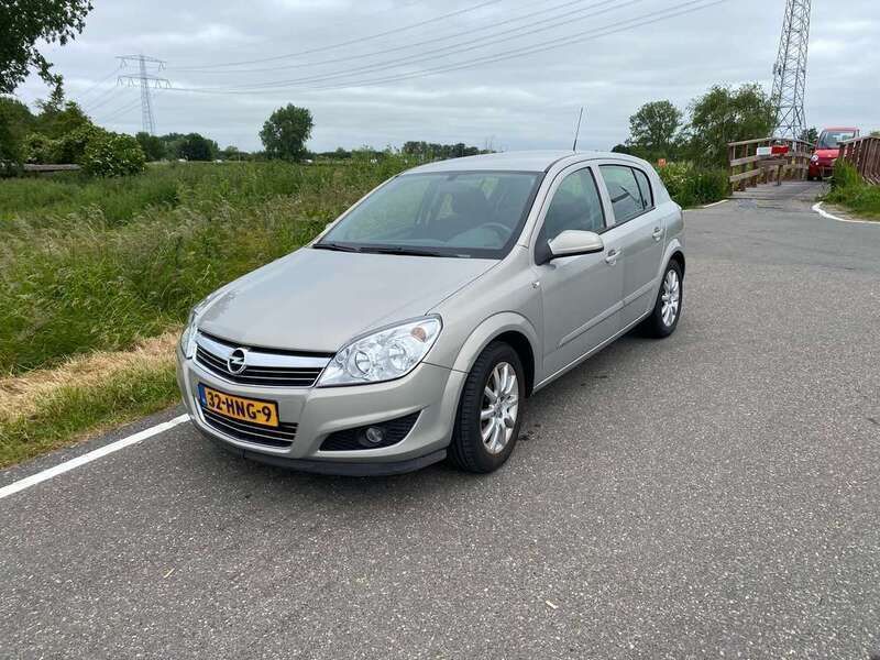 Grijs Gebruikt 2009 Opel Astra Hatchback | € 3.950 (Eerlijke prijs) - Afbeelding 1/4