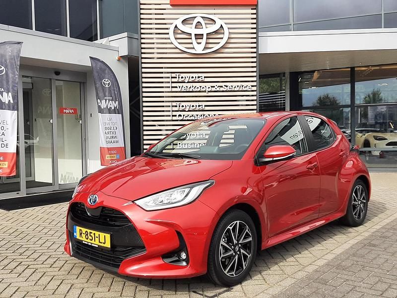 Rood Gebruikt 2022 Toyota Yaris Hybrid Hatchback | € 21.900 (Eerlijke prijs) - Afbeelding 1/4