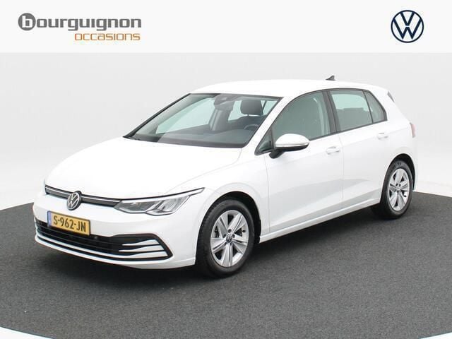 Wit Gebruikt 2023 VW Golf VIII Life Hatchback | € 23.850 (Eerlijke prijs) - Afbeelding 1/4