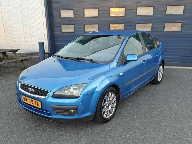Blauw Gebruikt 2005 Ford Focus Hatchback | € 2.000 (Eerlijke prijs) - Afbeelding 1/4