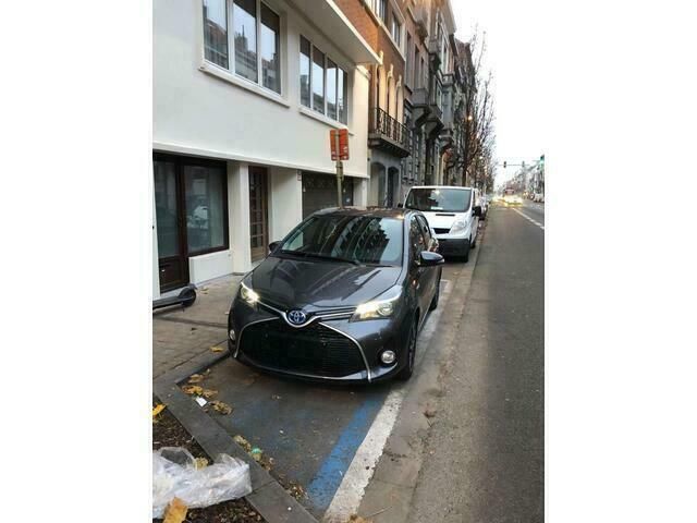 Grijs Gebruikt 2017 Toyota Yaris Comfort Sedan | € 15.200 (Eerlijke prijs) - Afbeelding 1/4