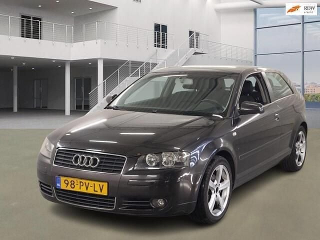 Grijs Gebruikt 2005 Audi A3 Ambition Hatchback | € 1.650 (Eerlijke prijs) - Afbeelding 1/4