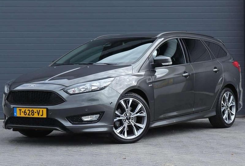Grijs Gebruikt 2018 Ford Focus ST-Line Stationwagen | € 15.950 (Super prijs) - Afbeelding 1/4