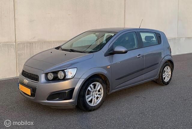 Grijs Gebruikt 2012 Chevrolet Aveo Hatchback | € 1.999 (Eerlijke prijs) - Afbeelding 1/4