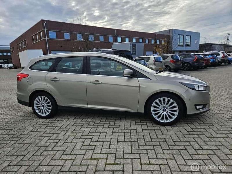 Grijs Gebruikt 2015 Ford Focus Titanium Stationwagen | € 10.950 (Super prijs) - Afbeelding 1/4