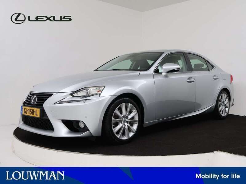 Grijs, metallic lak Gebruikt 2014 Lexus IS300 Sedan | € 19.945 (Eerlijke prijs) - Afbeelding 1/3