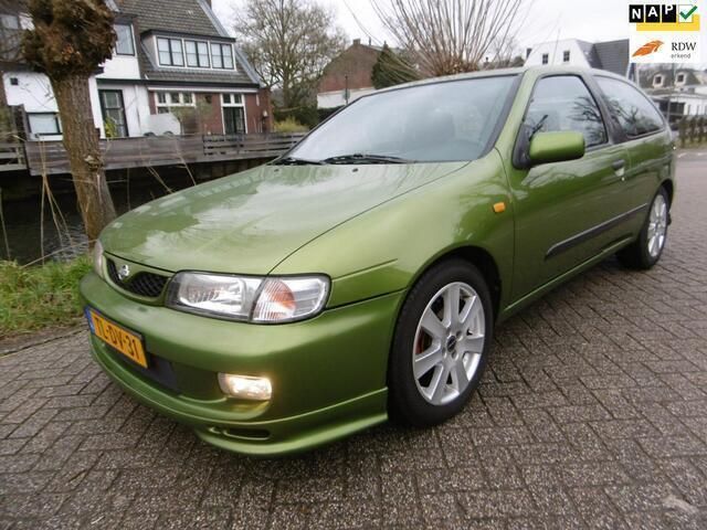 Groen, metallic lak Gebruikt 1998 Nissan Almera Hatchback | € 2.945 - Afbeelding 1/4