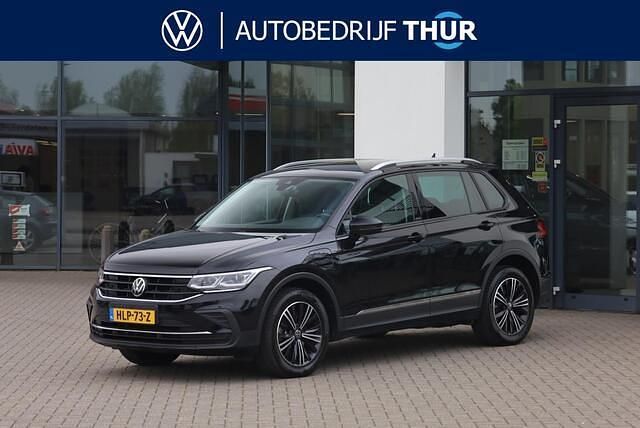 Zwart Occasion 2022 VW Tiguan Active SUV | € 34.950 (Duur) - Afbeelding 1/4