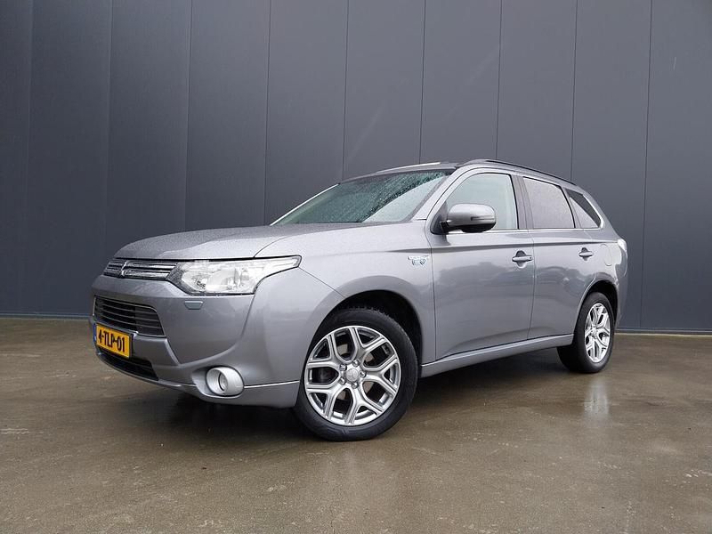 Grijs Gebruikt 2014 Mitsubishi Outlander P-HEV Instyle SUV | € 9.400 (Super prijs) - Afbeelding 1/4