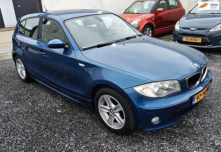 Blauw (metallic) Gebruikt 2006 BMW 116 Executive Hatchback | € 2.199 (Goede deal) - Afbeelding 1/4