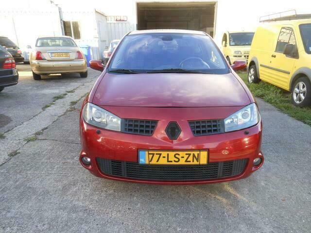 Rood Gebruikt 2003 Renault Mégane II Luxe Hatchback | € 3.650 - Afbeelding 1/4