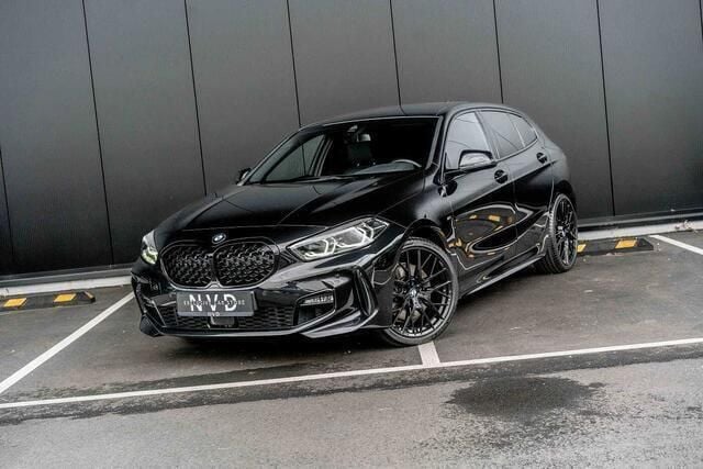 Zwart Gebruikt 2023 BMW 120 M Sport Hatchback | € 31.390 (Goede deal) - Afbeelding 1/4