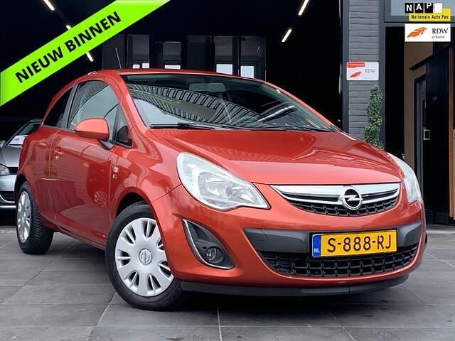 Rood Gebruikt 2012 Opel Corsa Hatchback | € 4.444 (Eerlijke prijs) - Afbeelding 1/4