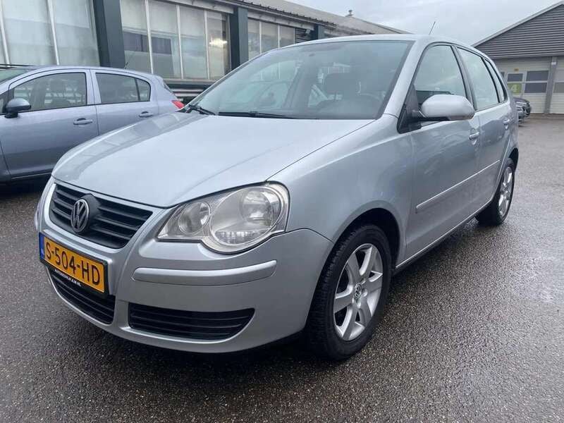 Grijs, metallic lak Gebruikt 2007 VW Polo Trendline Hatchback | € 4.250 (Eerlijke prijs) - Afbeelding 1/4