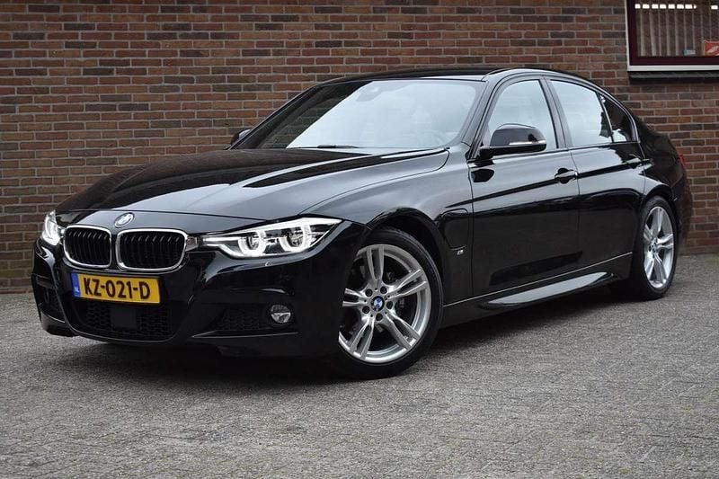 Zwart Gebruikt 2016 BMW 330e Executive Sedan | € 15.949 (Eerlijke prijs) - Afbeelding 1/4