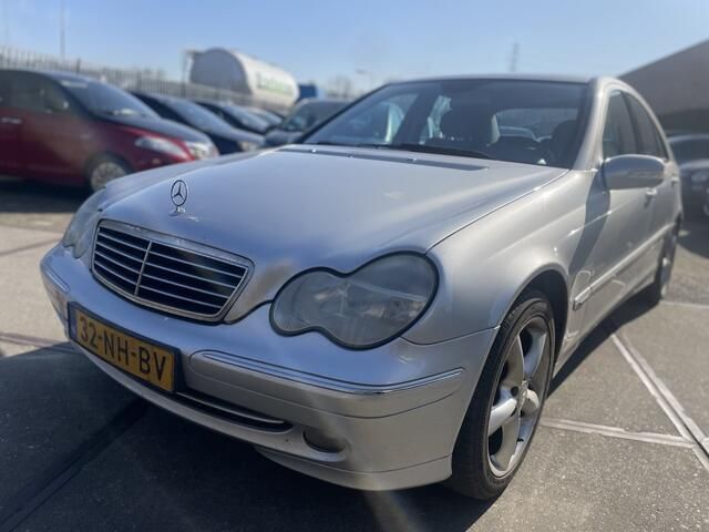 Grijs Gebruikt 2003 Mercedes C180 Avantgarde Sedan | € 1.850 (Eerlijke prijs) - Afbeelding 1/4