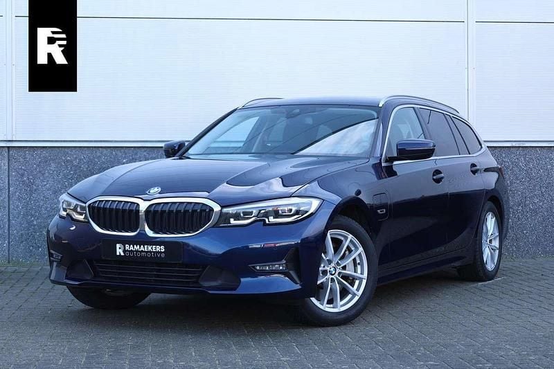 Blauw (metallic) Occasion 2022 BMW 330e Stationwagen | € 24.895 (Super prijs) - Afbeelding 1/4