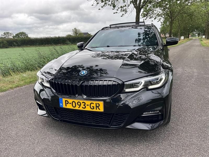 Occasion BMW 330e Executive 184 PK (135 kW) 2022 Zwart Stationwagen