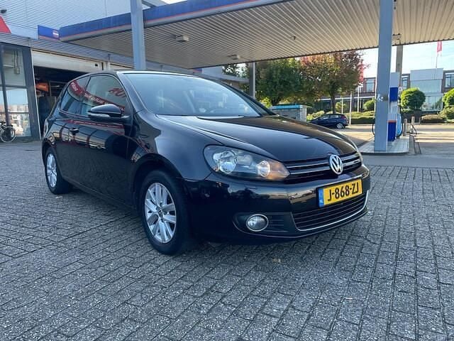 Zwart, metallic lak Gebruikt 2009 VW Golf VI Highline Hatchback | € 3.749 (Eerlijke prijs) - Afbeelding 1/4