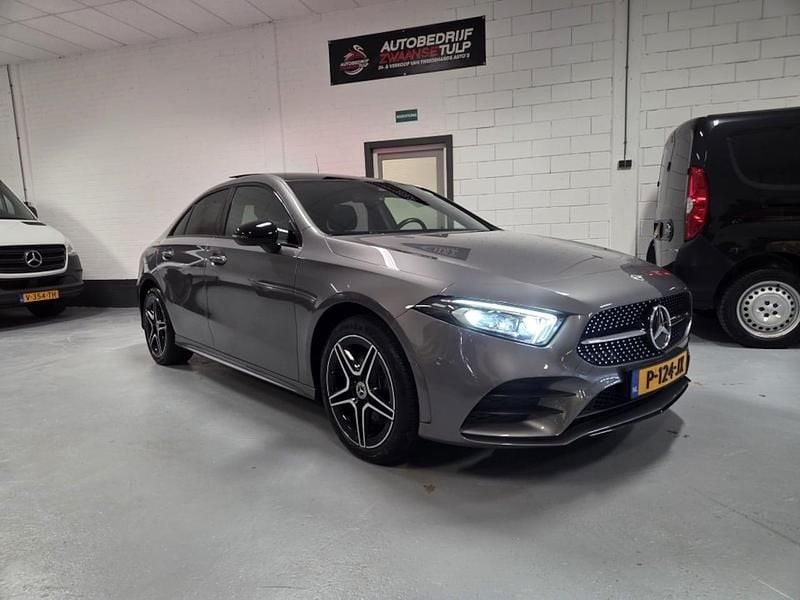 Grijs (metallic) Gebruikt 2022 Mercedes A250 AMG Sedan | € 27.500 (Goede deal) - Afbeelding 1/4