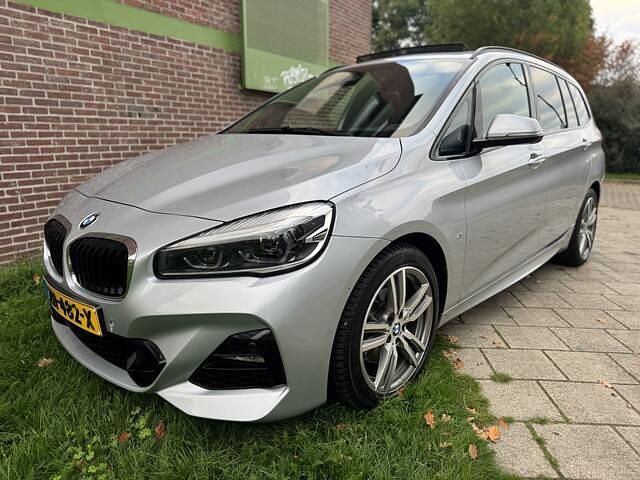 Grijs Gebruikt 2019 BMW 218 M Sport Stationwagen | € 20.995 (Iets duurder) - Afbeelding 1/4