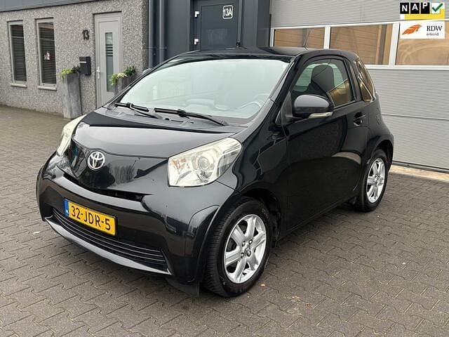 Zwart (metallic) Gebruikt 2009 Toyota iQ Comfort Hatchback | € 3.495 (Eerlijke prijs) - Afbeelding 1/4