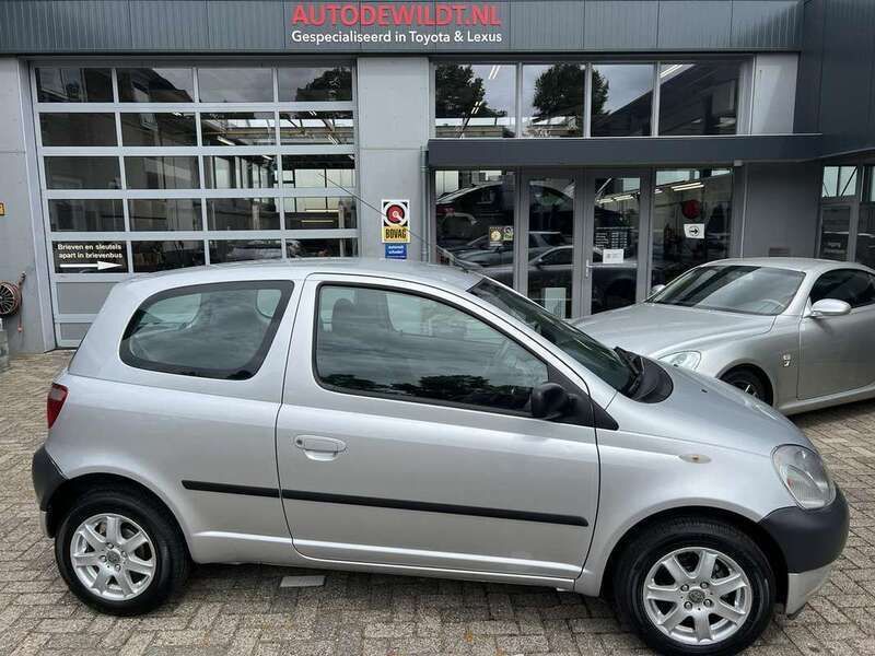 Zilver Gebruikt 2002 Toyota Yaris Hatchback | € 2.450 (Iets duurder) - Afbeelding 1/4
