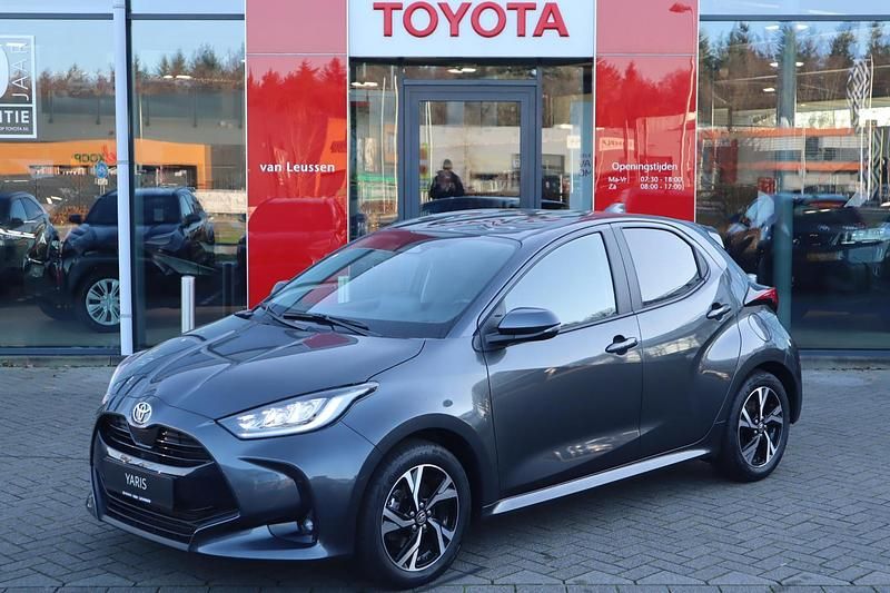 Grijs Occasion 2026 Toyota Yaris Hybrid Hatchback | € 23.900 (Goede deal) - Afbeelding 1/4