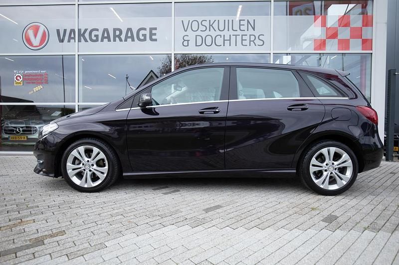 Occasion Mercedes B180 Prestige 136 PK (100 kW) 2015 Paars MPV