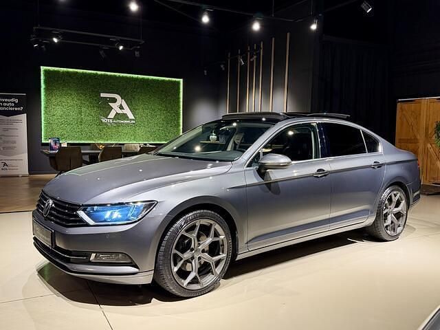 Grijs Occasion 2017 VW Passat Sedan | € 14.950 (Eerlijke prijs) - Afbeelding 1/4