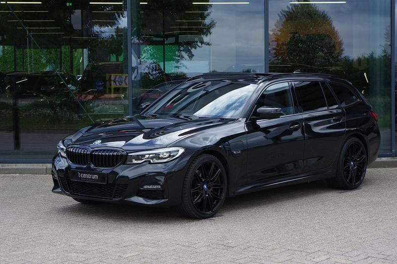 Zwart Gebruikt 2022 BMW 320e Executive Stationwagen | € 35.950 (Eerlijke prijs) - Afbeelding 1/4